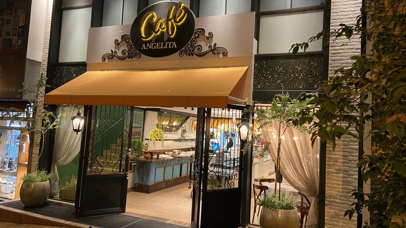 Fachada do Café Angelita na CLS 409 Sul, com toldo e letreiro