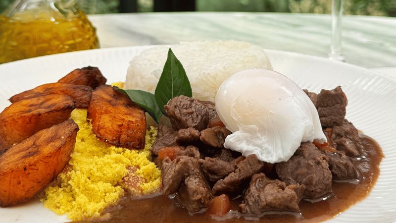 Picadinho de Filé Mignon — Arroz branco, farofa de bacon, ovo pochê e banana frita.