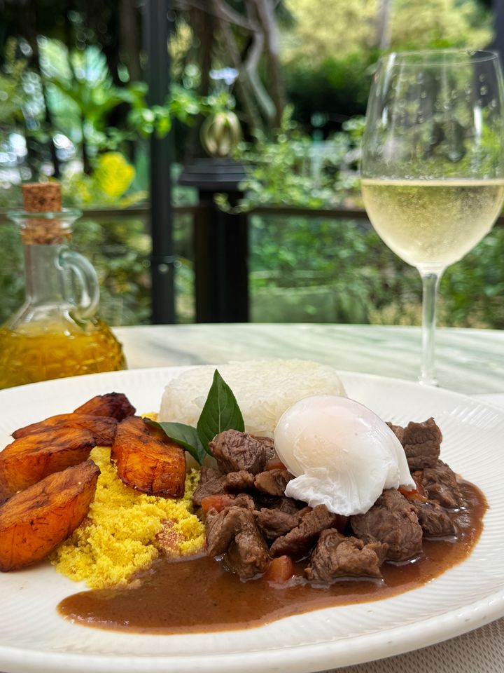 Picadinho de filé mignon com ovo pochê, farofa de bacon, banana frita e arroz, servido no almoço do Café Angelita