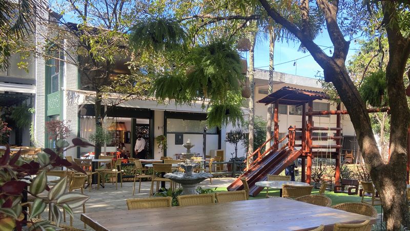 Pátio do Café Angelita com fonte, mesas ao ar livre e árvores