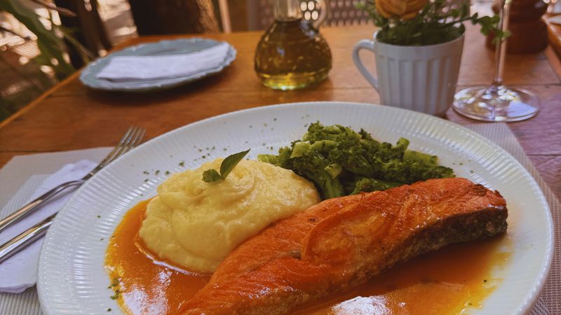 Salmão ao Molho de Maracujá — Com purê de batatas e brócolis japonês.